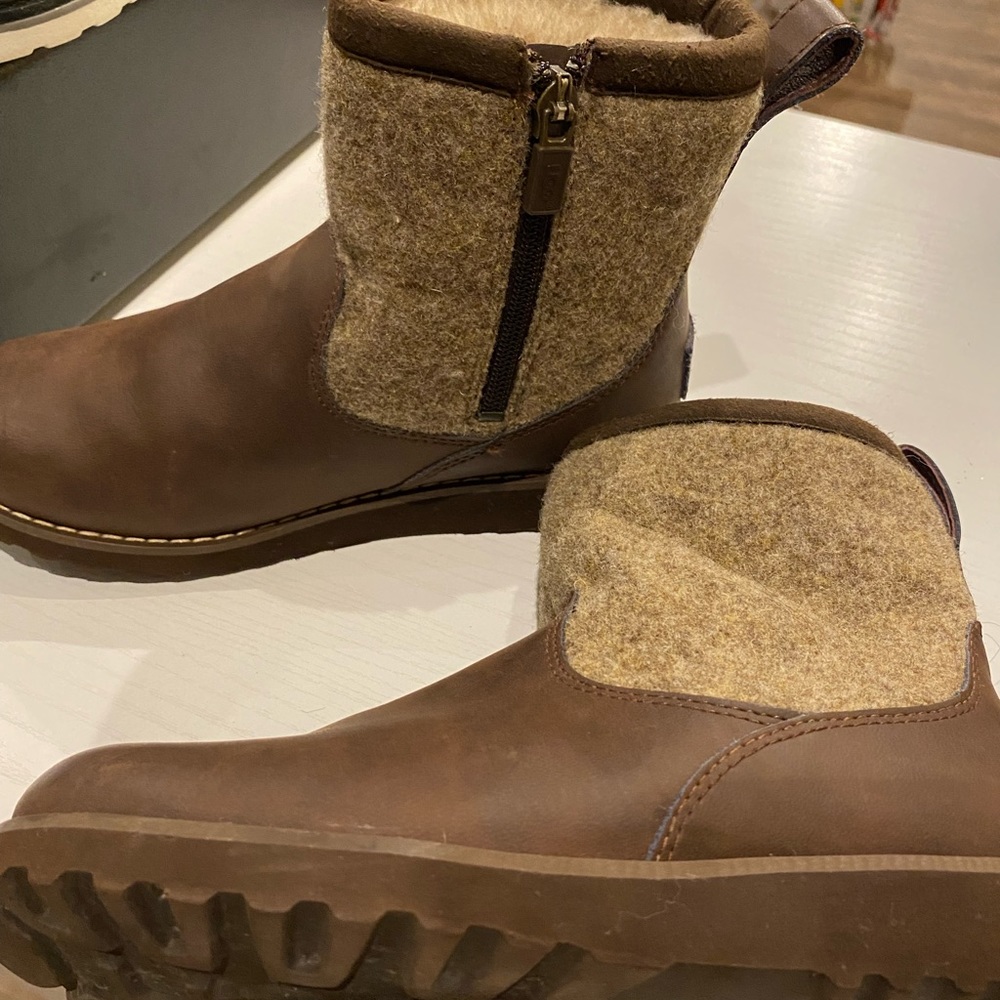 Ugg boots kids size 2
